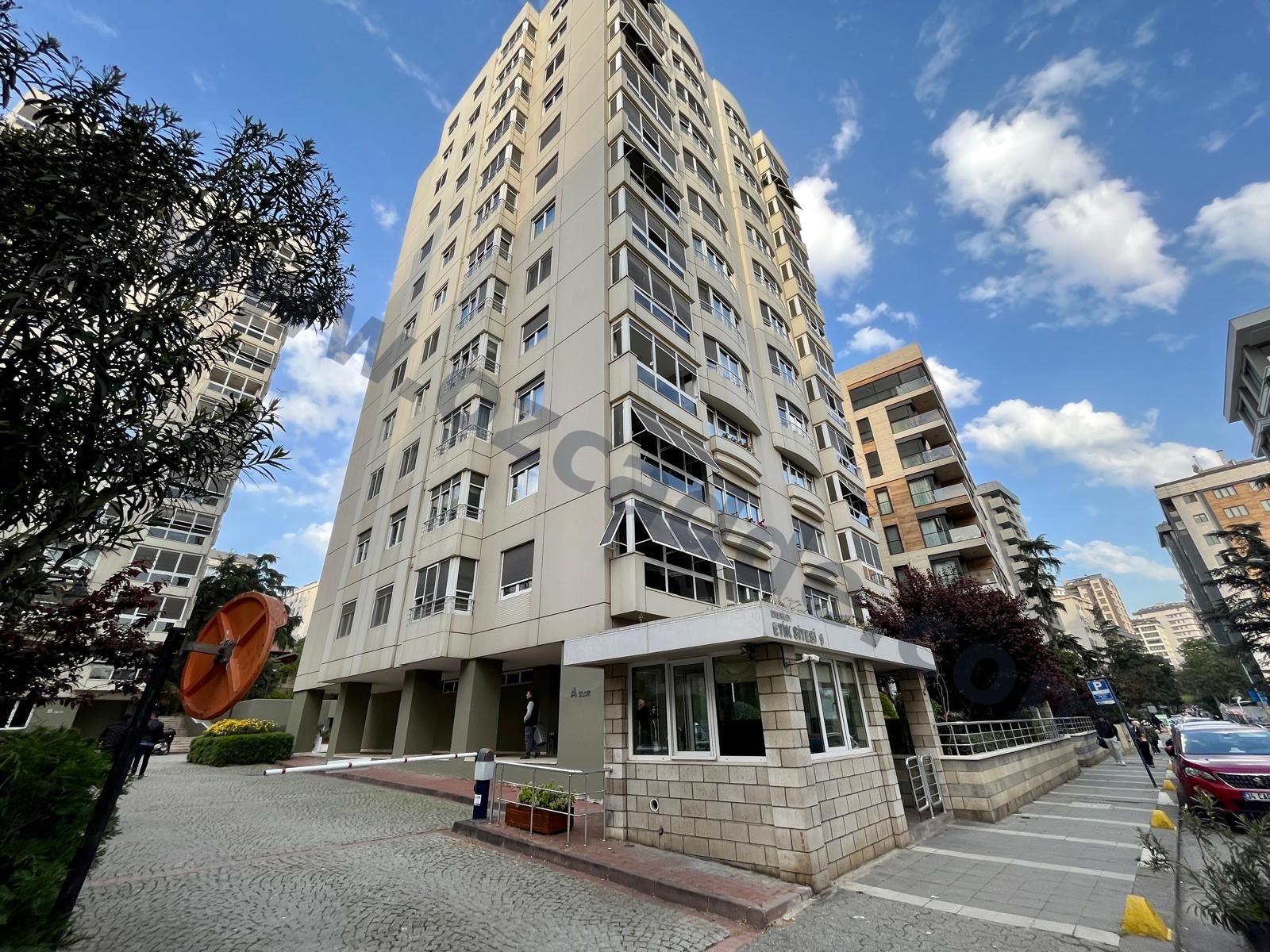 CADDEBOSTANDA 210 M2 GENİŞ BAHÇELİ/DEPOLU SATILIK DÜKKAN