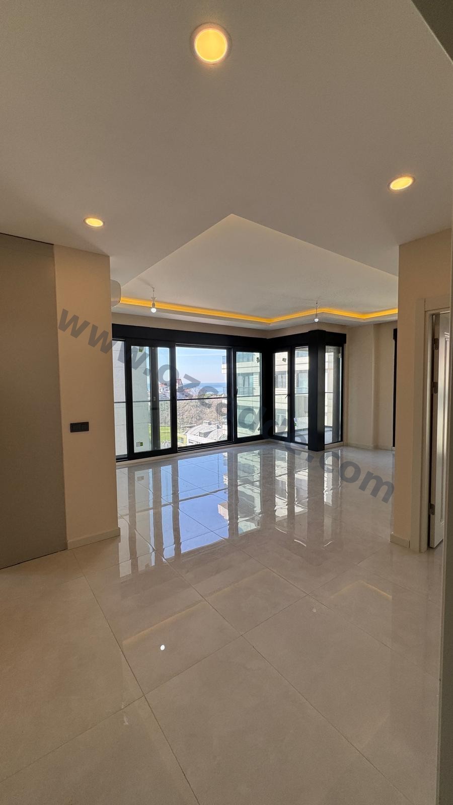 CADDEBOSTAN İSKELE SOKAKTA SAHİLE 2. BİNADA SATILIK 3+1 İŞYERİ görsel 4