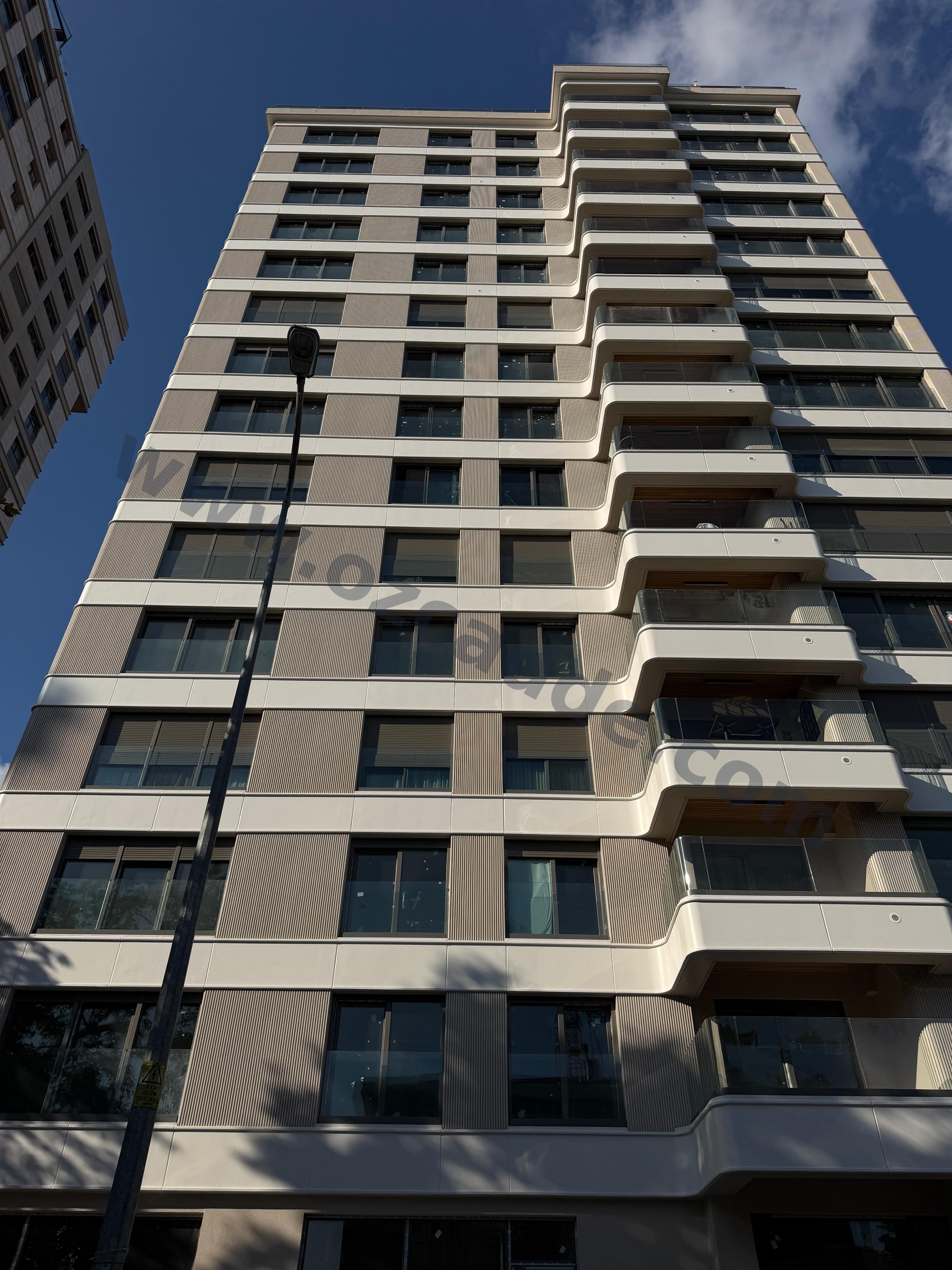 CADDEBOSTANDA YEŞİLLİKLER İÇERİSİNDE SATILIK  SIFIR 4+1 DENİZ MANZARALI KATTA TEK 186 M2 NET